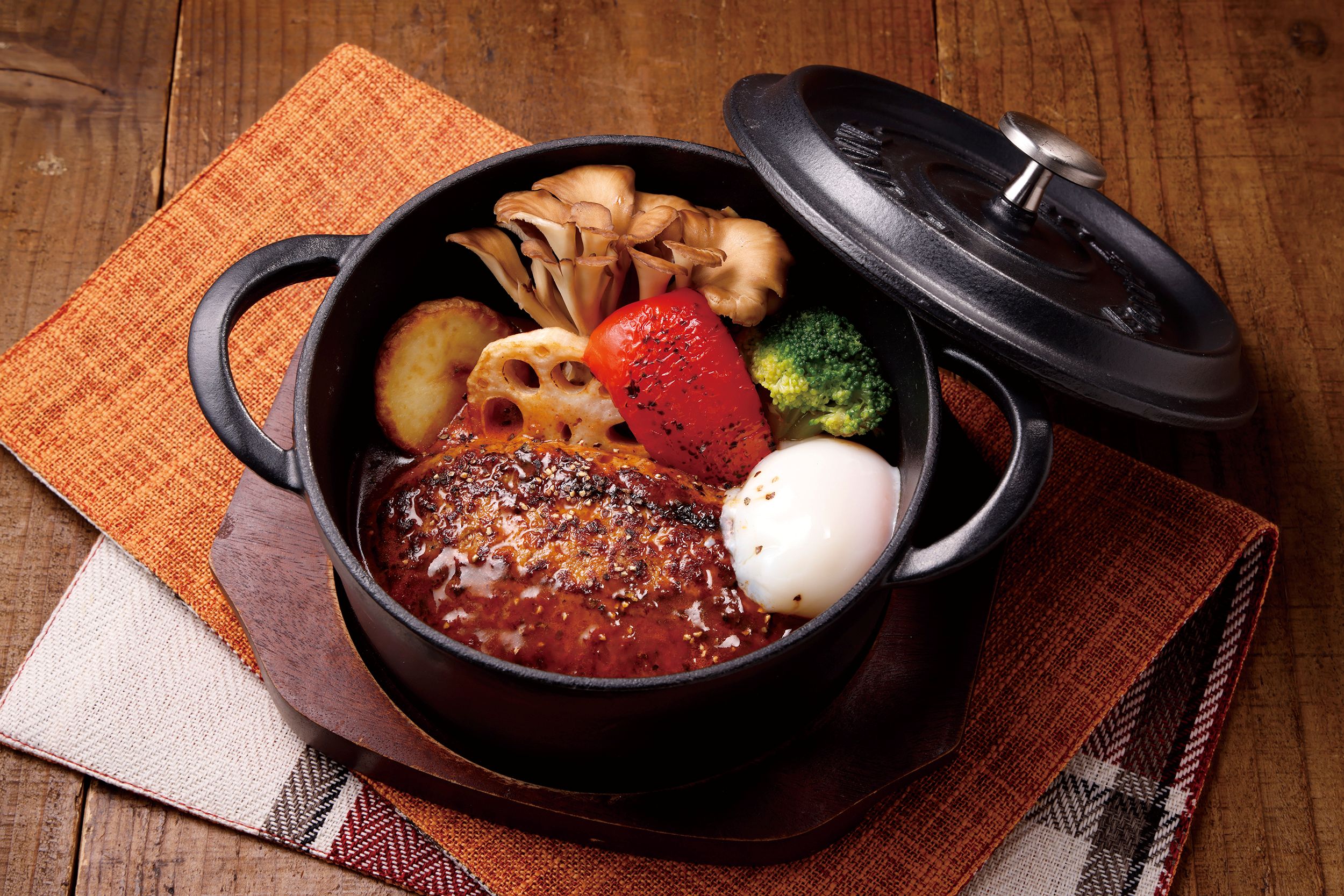 ハンバーグ　デミグラス煮込み